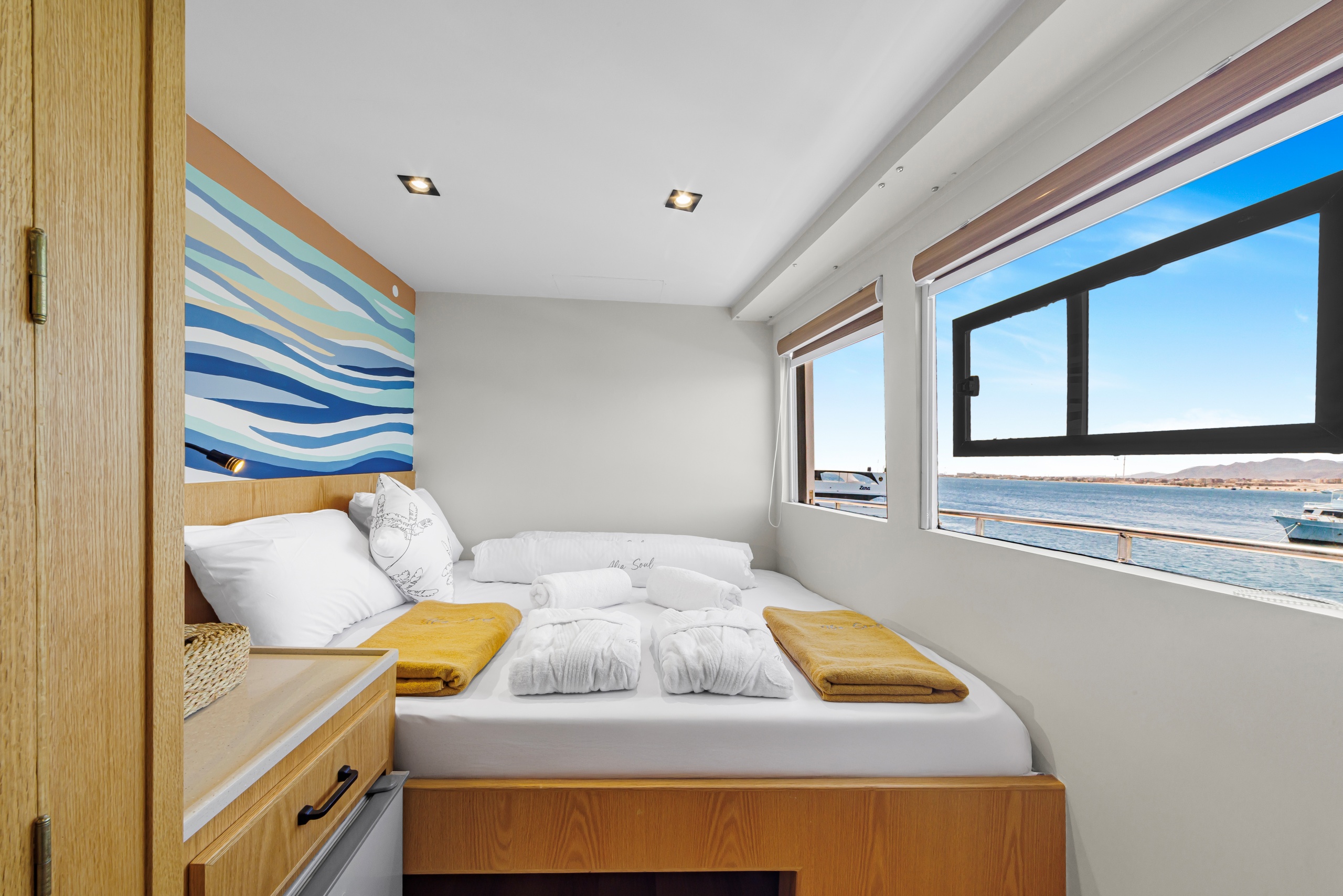 Doppelkabine im Oberdeck mit Doppelbett und Komode