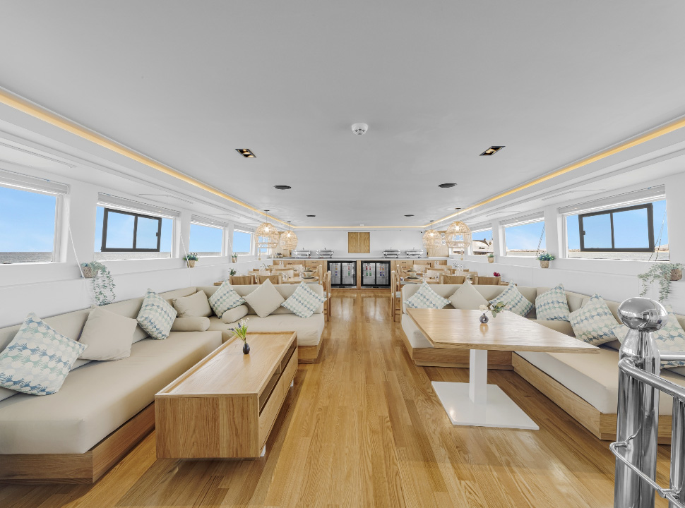 Alia Soul Safarischiff Dry Deck mit Sitzmöglichkeiten, Sofas und Tische