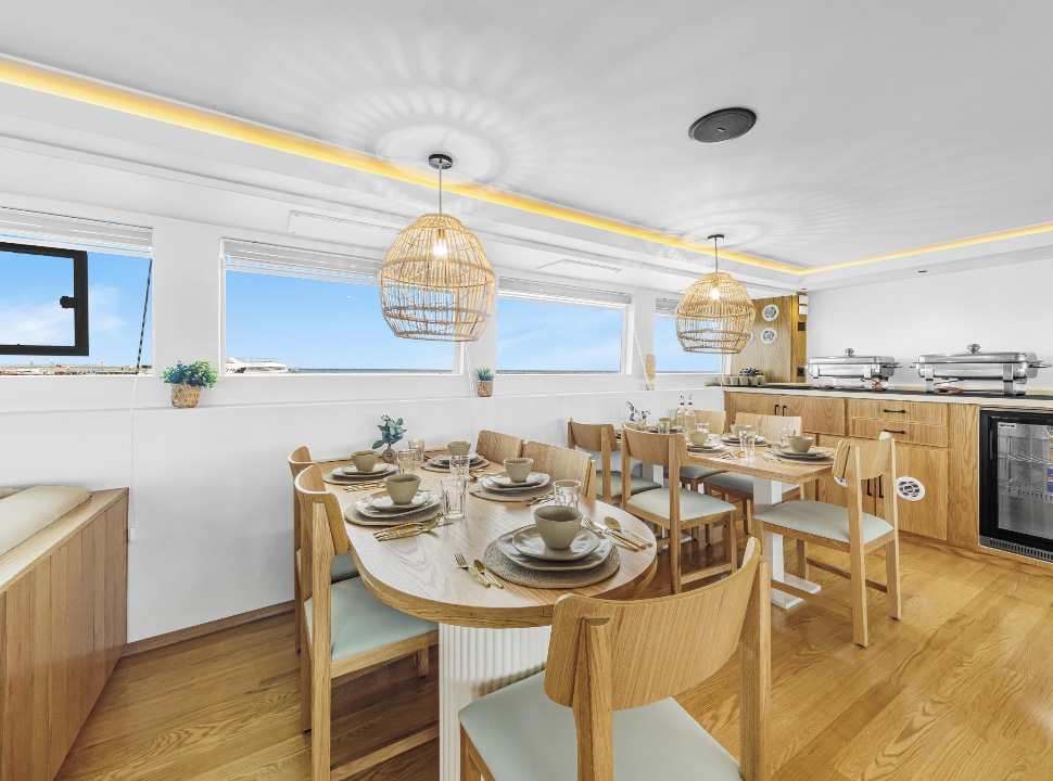 Bereich für die Malzeiten und zum Aufenthalt mit Esstischen und Stühlen für viele Personen