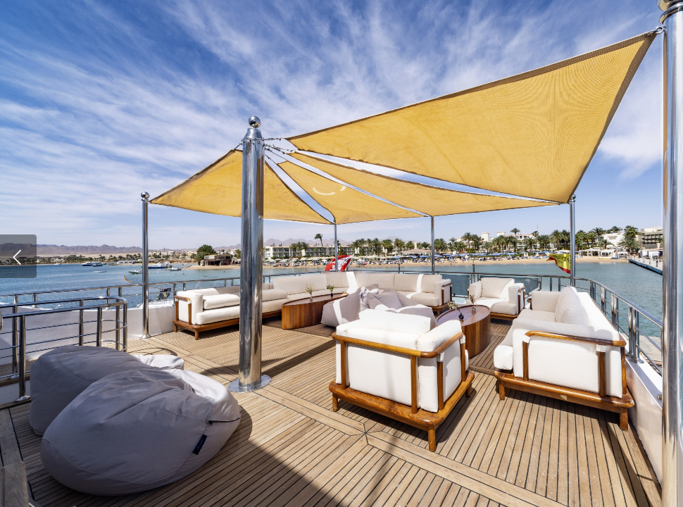 Außenbereich mit viel Schatten und schönen Sitzmöbeln