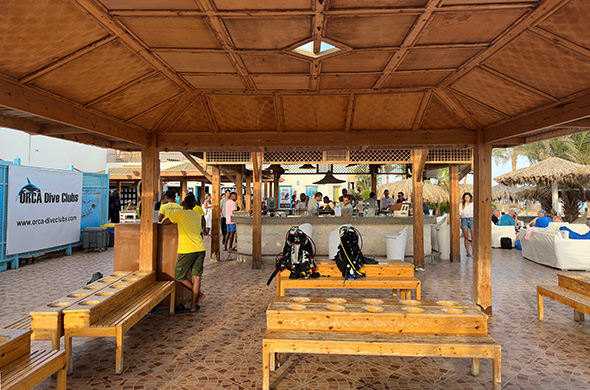 Bänke und Tische für das Tauchequipment überdacht in der Tauchbasis