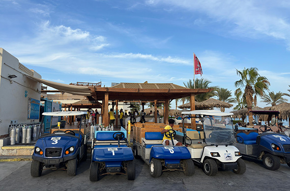 Mehrere kleine Wägen zum Transport von Tauchern zu den Tauchplätzen am Ende des Stegs.