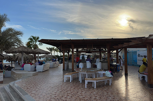 Abends an der Taucherbar in der Orca-Tauchbasis Soma Bay. Mit Sitzmöglichkeiten.