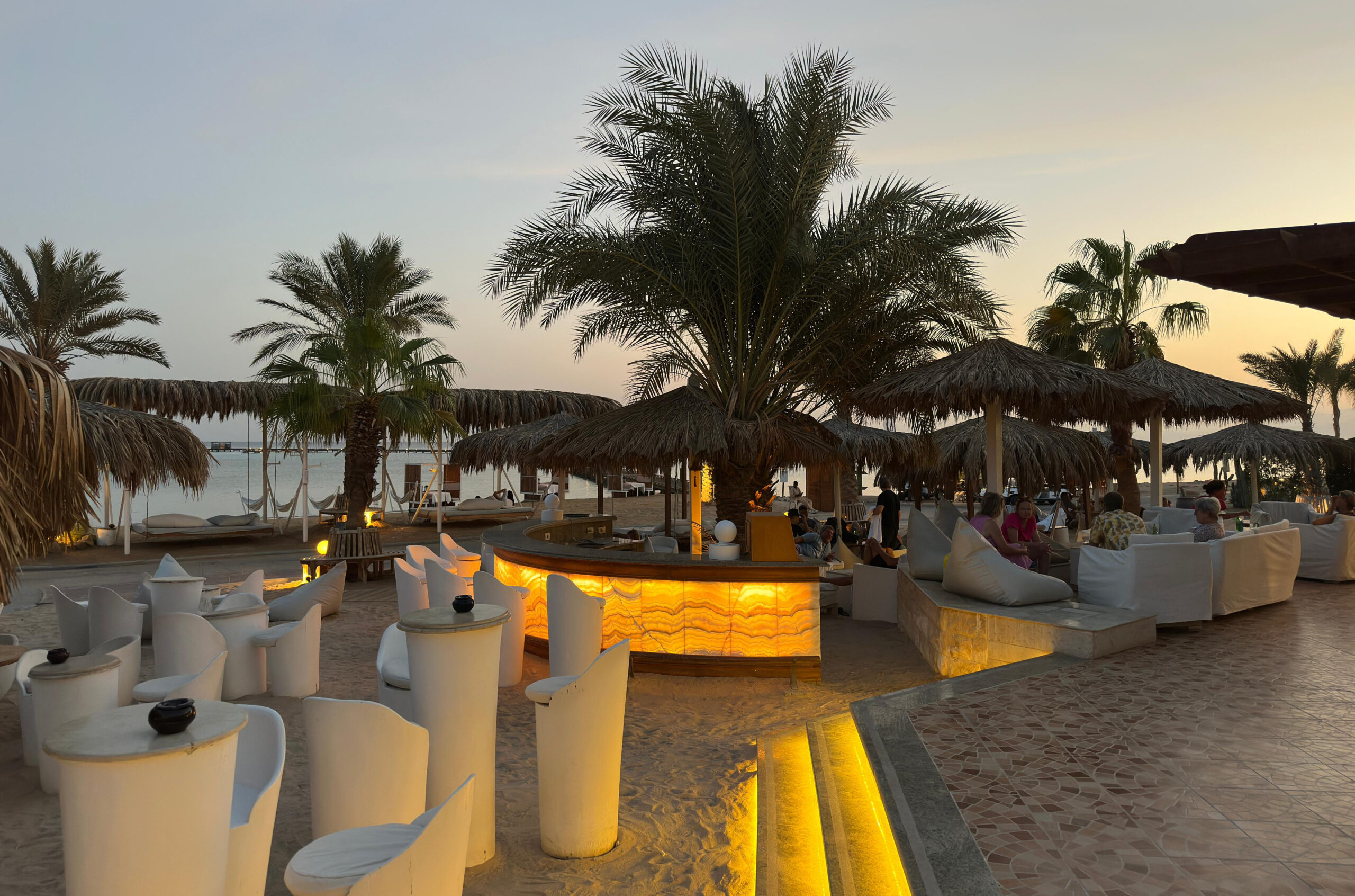 Abendstimmung in Strandbar unterhalb der Orca-Tauchbasis. Beleuchtete Sitzmöglichkeiten im Sand