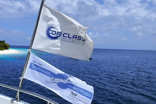 Schon eine schöne Tradition - die Tauchinsel Flagge wird gehisst.